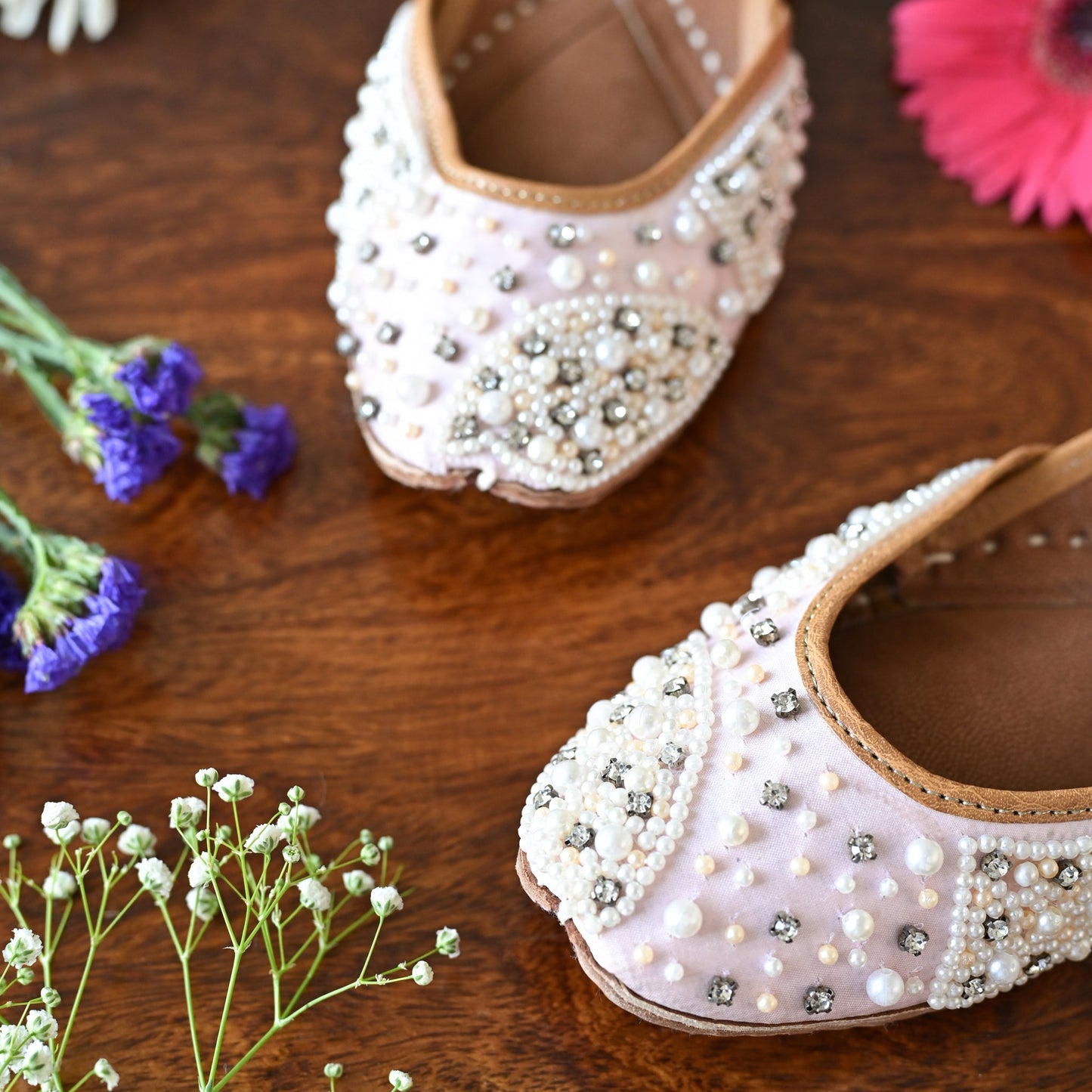 Nyla Embellished Juttis