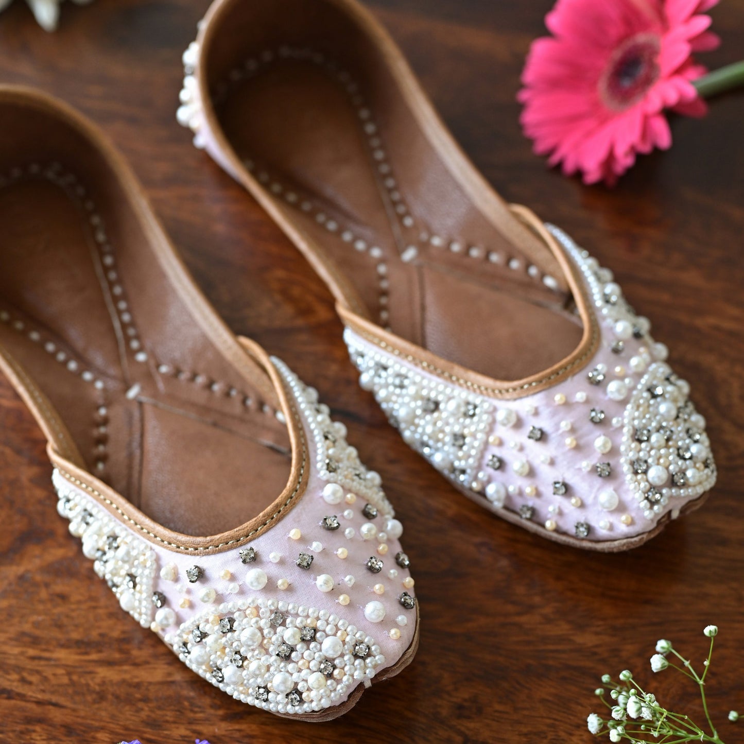 Nyla Embellished Juttis